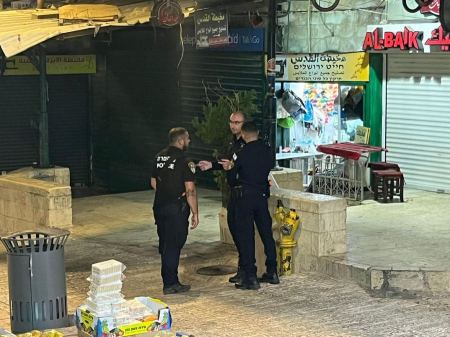 القدس: طعن شرطي قرب باب العامود واطلاق النار على المنفذ